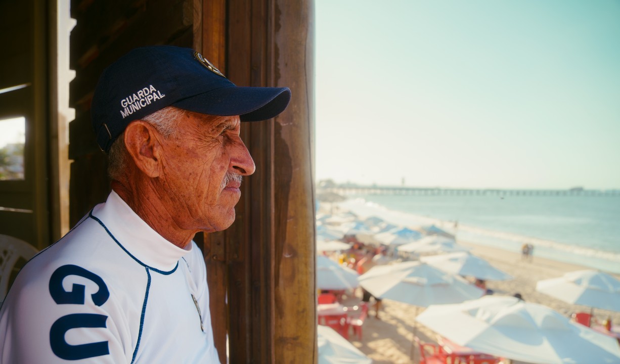 guarda-vidas Anísio no posto de observação de Praia de Iracema